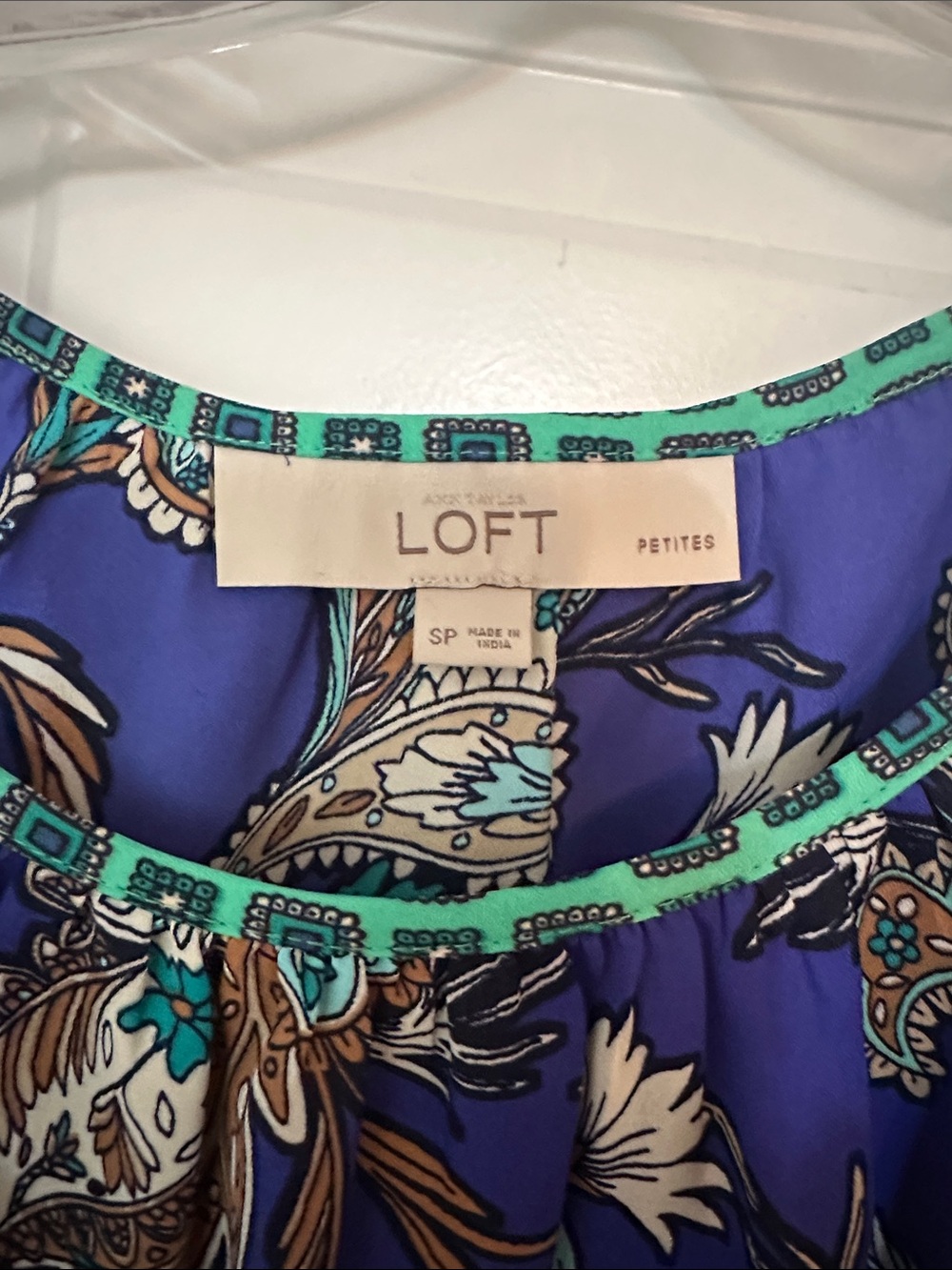 Sz SP LOFT Sleeveless blouse vibrant blue paisley floral print and green trim - Picture 2 of 3